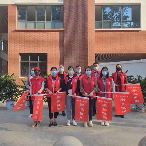 濮阳实验小学四年级十二班初秋 为爱护航 护学执勤记。