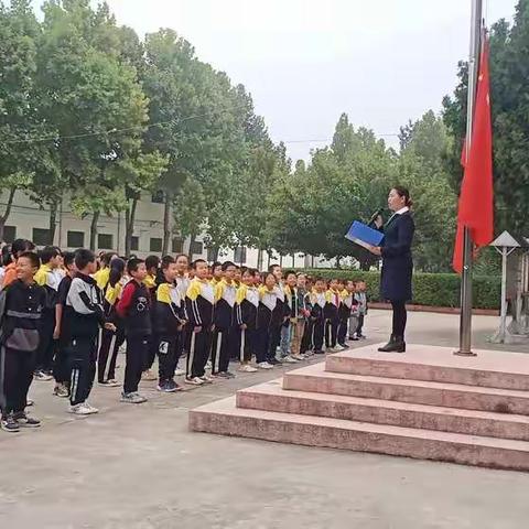 国庆不忘祭先烈，我向国旗敬个礼