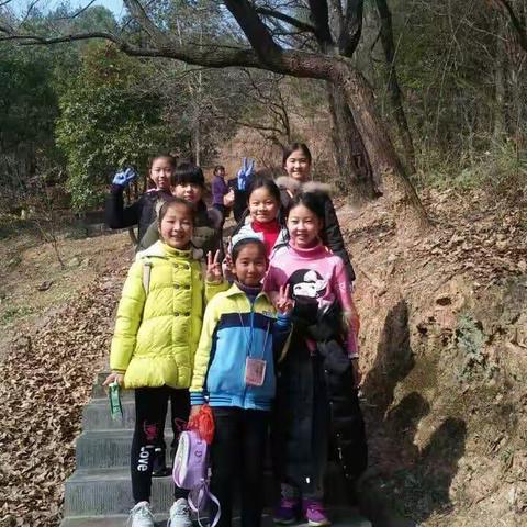 七色花小队和梅花小队假日学雷锋活动掠影