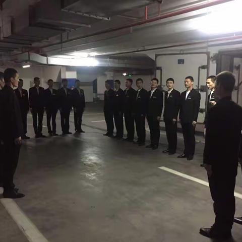 本周新天鹅堡所有当值队员进行了，队列训练，体能训练，和礼仪，礼节培训