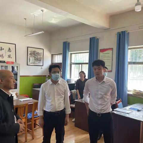 市教育局督导组深入许家门小学检查指导校园网络建设及开学工作