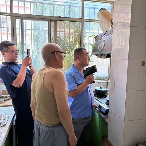 燃气安全|宏远社区：检查燃气保安全   关爱老人送平安