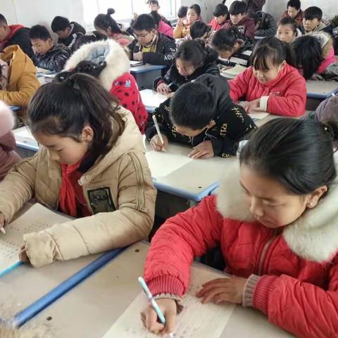 12月14号中午,利用中午休息时间，六年级师生进行了一次书法比赛。