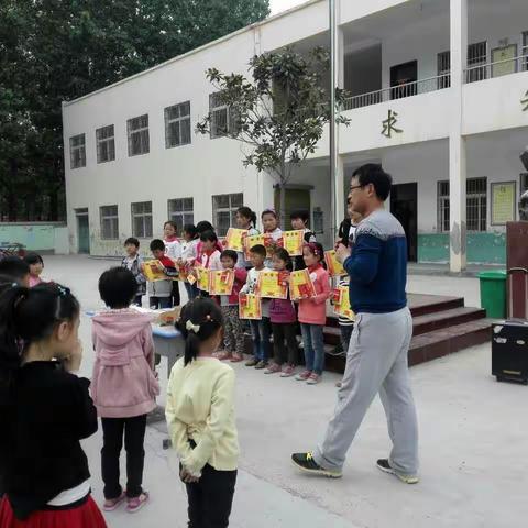 四月二十六号下午第三节，兰阳第五小学师生在紧急疏散安全演练后，召开了期中考试总结大会。