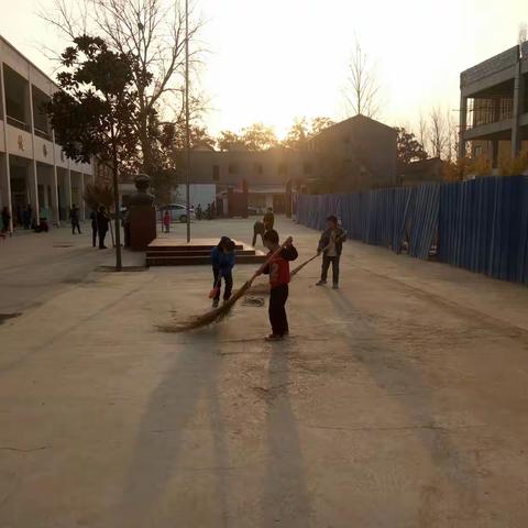 第五小学的孩子们，你们辛苦了！我们美丽整洁的校园，处处都有你们美丽的身影。