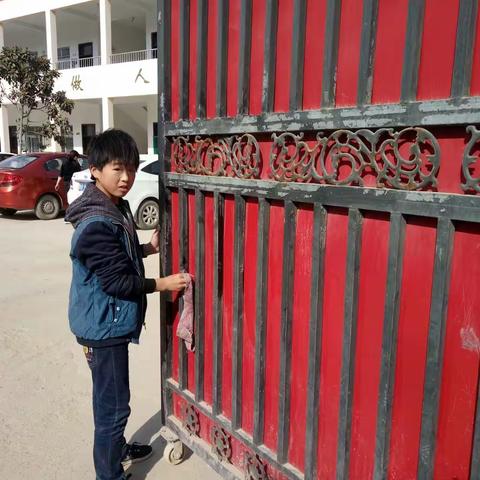 11月14号中午，兰阳第五小学按学校卫生常规，进行了一次劳动大扫除