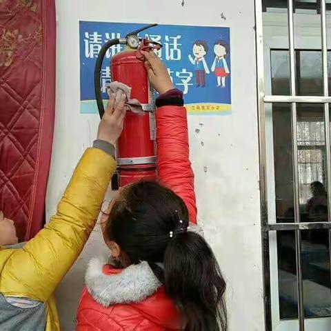 三月七号中午，兰阳第五小学全体师生在董校长的带领下，进行了一次大扫除。