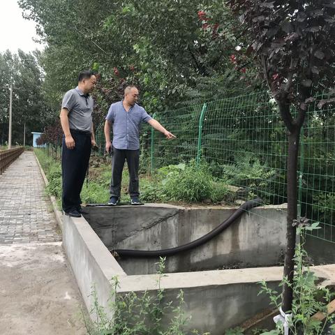 区防汛办相关负责人员实地查看陵雨干沟抽排水工作