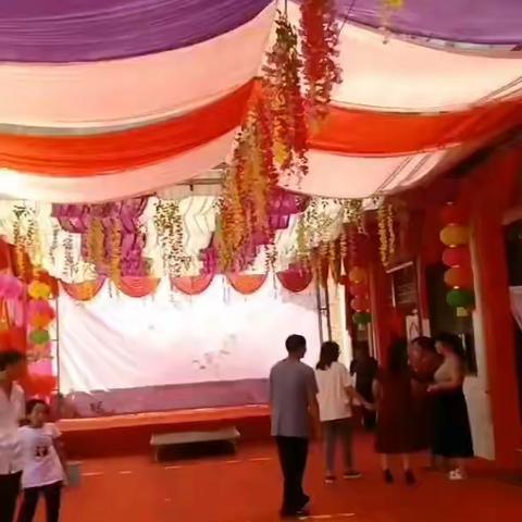 阿龙婚庆传媒，为了广大父老乡亲便捷，承揽红白喜事，摄像，航拍，直播，LED大屏，用最高端大气的设备，最优惠的价，