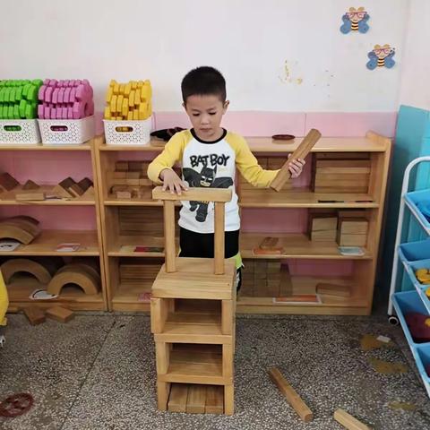 澄迈县机关幼儿园幼儿学习故事三《搭宝塔》