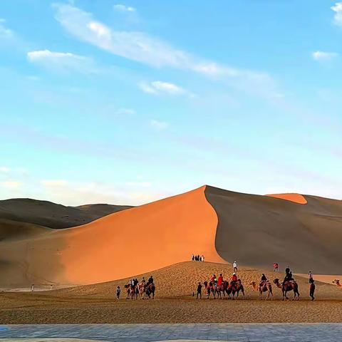 鸣沙山，月牙泉