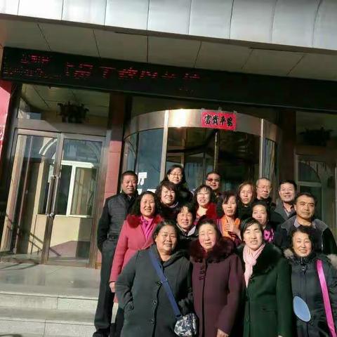 同学聚会合影留念……