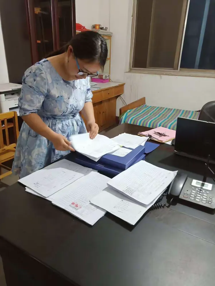 扶贫工作扎实开展，我乡集中整理贫困户月收入表，完善扶贫档案，并及时录入系统。另外，贫困户危房改造