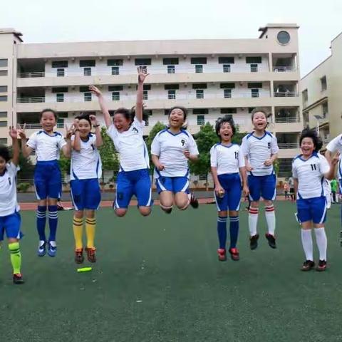 争当红领巾小健将——士杰学校开展“快乐足球，活力校园”活动
