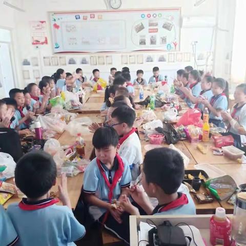 果汁分你一半——记平邑县第七实验小学四年级组“美食分享大会”