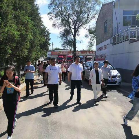 离石区总工会深入下乡点砖窑沟村进村入户打扫卫生