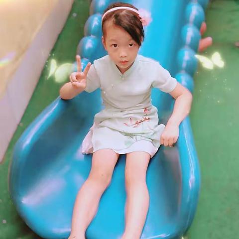 熙灵在爱心幼儿园的点点滴滴，马上就要上一年级了，感谢老师们的辛勤教导。