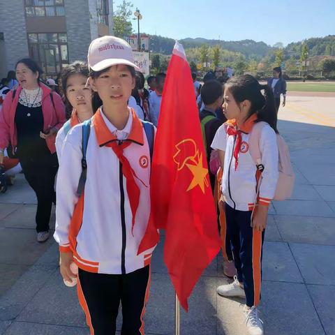 学习新思想  做好接班人-“历行节约，维护饮水安全″期盼多日的田野活动如其而至，孩子们排好整齐队伍准备出发。