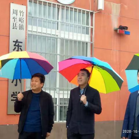 市县教育局领导莅临竹峪东寨小学督导教学楼重建工作