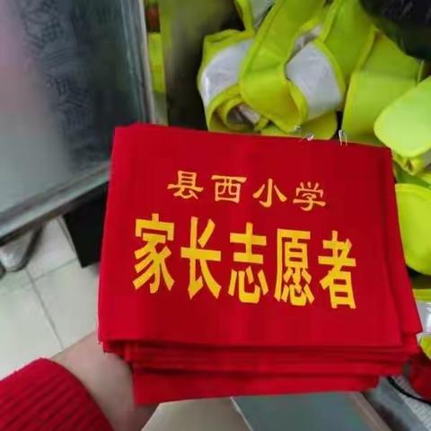 【爱心接力】—记五（8）班家长护岗风采