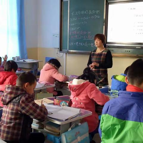 丰乐寄宿制小学骨干教师在上示范课