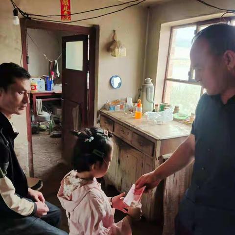 情暖中秋·关爱困难留守儿童—联丰村党支部慰问困难留守儿童