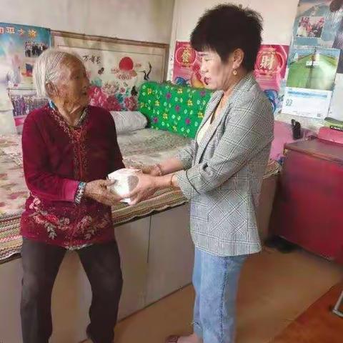 复兴镇妇联开展“巾帼志愿阳光行动”关爱老人志愿服务活动