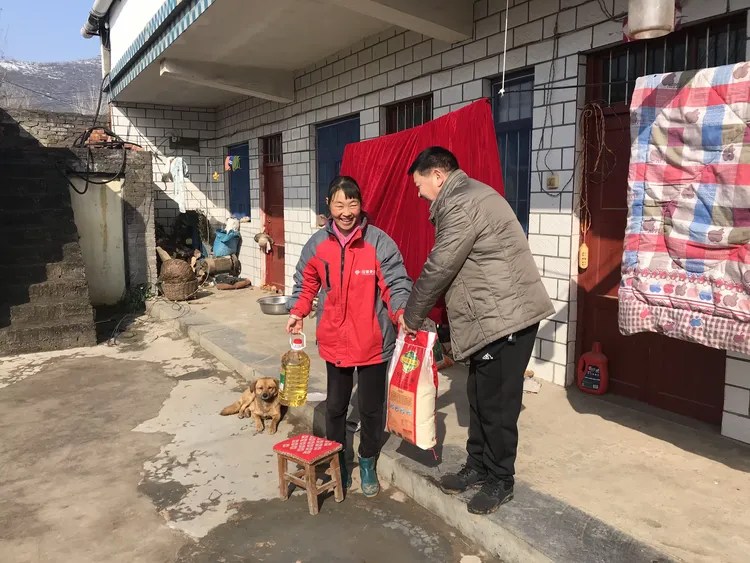 新安县卫健委到北冶镇碾坪村开展访贫问苦送温暖活动，此次活动共为128户贫困户送去米、油、挂历、春联。