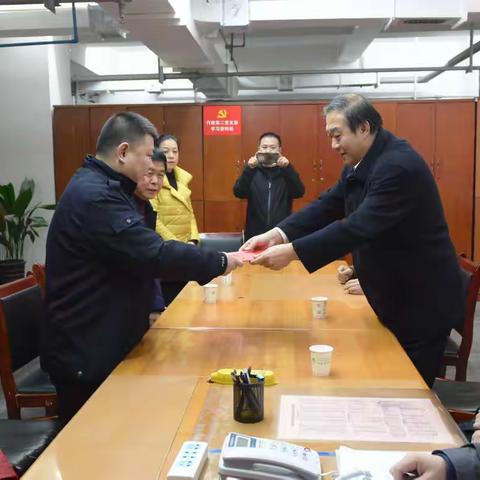 安康市市委常委、副市长刘元世一行春节前看望慰问我院困难职工