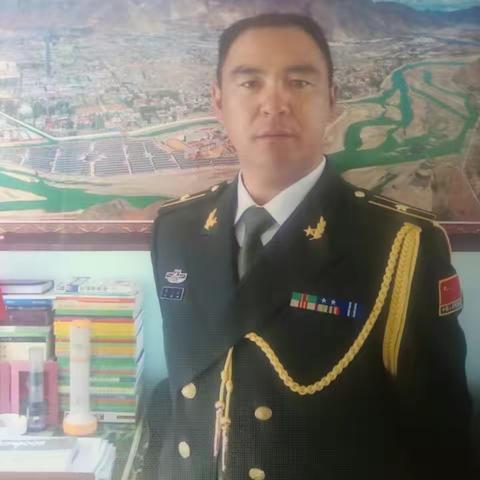 昔日军营一等功臣戍边卫国， 今朝警队一级警长维稳保民