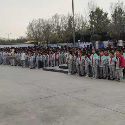 安全演练，防患未然------惠民县何坊街道中心小学防震防踩踏安全疏散演练