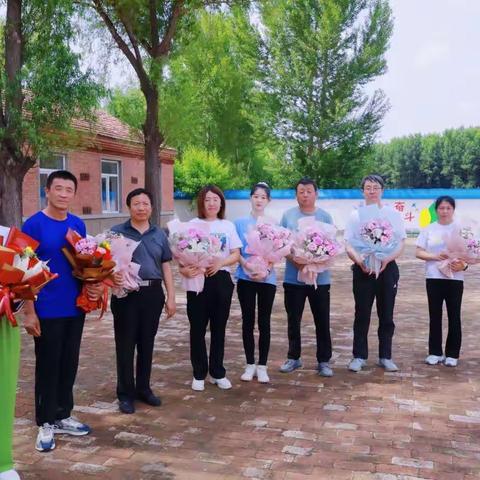 奔赴星辰大海 一路繁花似锦                  ——白音套海苏木中心小学2022届毕业生毕业典礼