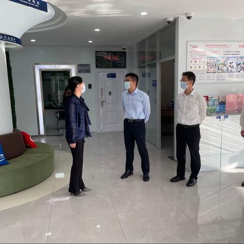 江苏省分行缪洋副行长一行莅临泰州分行高港支行调研指导