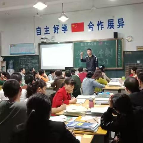 和孩子一起成长                                    ----记贺家土中学七、八年级家长会