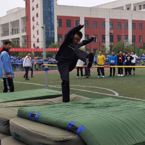 奋力拼搏  顽强不屈——记汉滨初中第四届运动会八年级18班掠影（二）