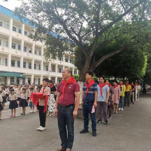 “永远跟党走—  —我们是共产主义接班人”（县西小学一年级少先队员入队仪式）