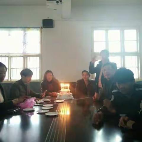 祝你生日快乐！——记港口中心小学为教师举办集体生日会