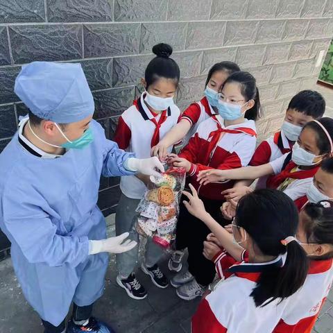 【榜样引领】红领巾致敬最美劳动者----达拉特旗第二小学花儿中队