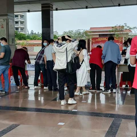 行行觅路解双新，步步勇逐邃胜添