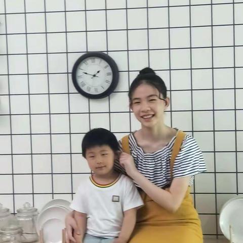 我陪姐姐照生日照！看我的配合！