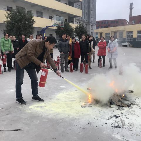 第五完全小学组织开展学习使用灭火器活动