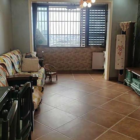 出租:万景国际2/2/1，精装家电齐全，名牌家具，18800元/年，V66930