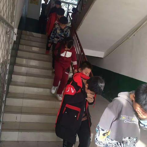 邱城镇中心校部应急逃生演练正在进行中