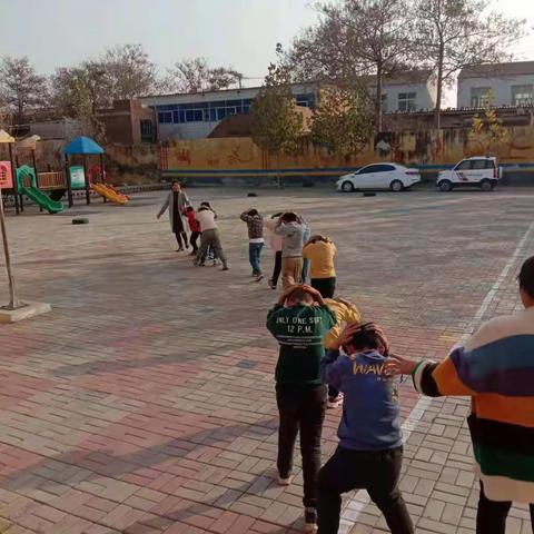 邱城镇中心校为增强师生安全防范意识和应急逃生本领，于今天上午在全中心开展了一次安全逃生演练