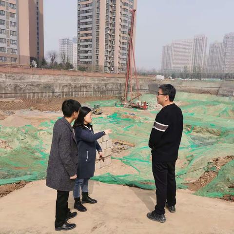 长延堡街道值班人员落实巡查雁环路工地治污减霾工作