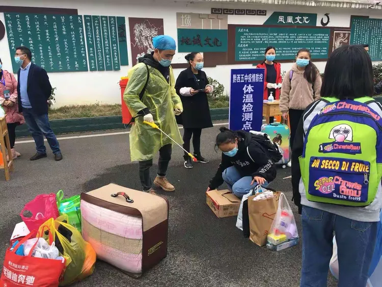 致黔西五中最美身影!