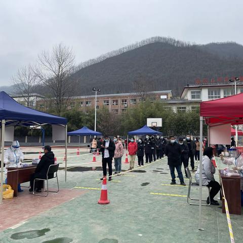 重渡沟示范区开展重点人群核酸采样工作