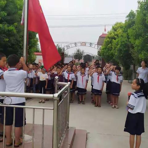 “点亮中国红、放飞中国梦”李营小学举行2019-2020学年（上）开学第一次升旗仪式