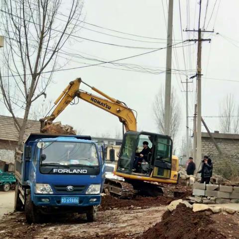 库山头村美丽乡村建设村内道路清理进行中