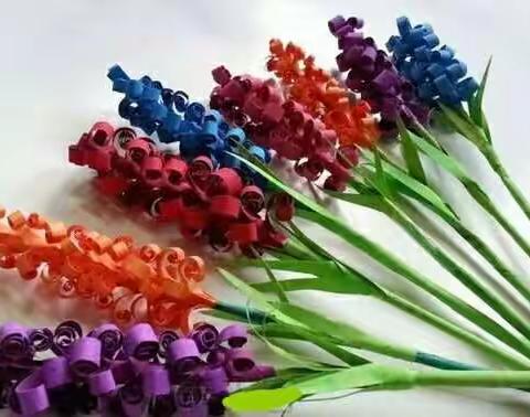  春天是碧绿的天地，秋天是黄金的世界。愿你用青春的绿色去酿造未来富有的金秋！衷心地祝贺你，